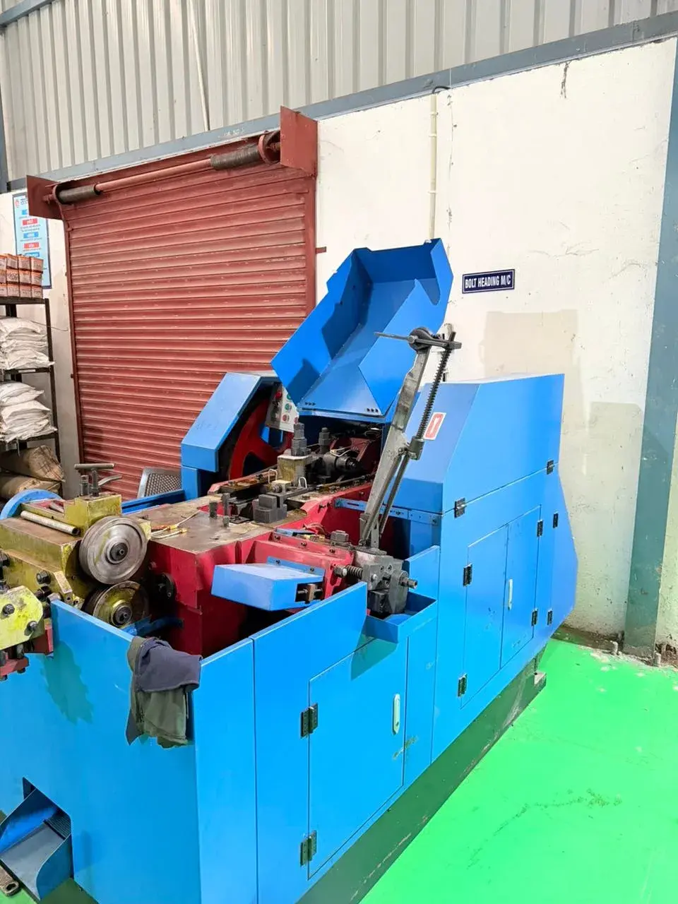 Bolt heading machine on the VMP shop floor